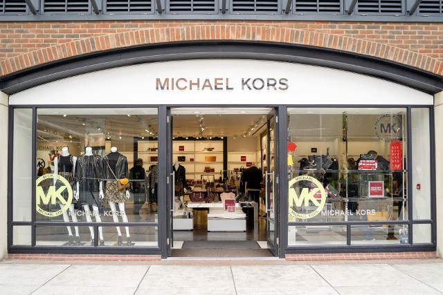 Michael Kors to jeden z najbardziej rozpoznawalnych projektantów świata mody. Jego akcesoria to top of the top – bardzo często możemy je zobaczyć u gwiazd hollywoodzkich. Zwykle ceny jego produktów mogą być nieco odstraszające dla klientów. Na szczęście podczas Black Friday 2021 znajdziesz ubrania i akcesoria Michaela Korsa po promocji. Ceny podczas Black Friday 2021 mogą spaść nawet o kilkadziesiąt procent.