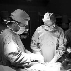 Lekarze, którzy przeprowadzili pionierską operację: (od lewej) doktor Jerzy Nazar, Arkadiusz Kubacki i Jarosław Lubiatowski &amp;#8211; byli zadowoleni z jej przebiegu.
  Fot. O. Żaryn