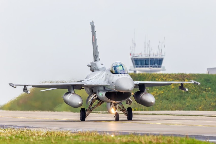 F16 z Polski i USA ćwiczą w bazie w Łasku. Rotacyjny kontyngent znów w Polsce ZDJĘCIA
