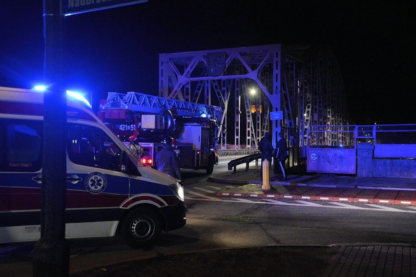 Mężczyzna wspiął się na most i groził, że skoczy - Głogów 15.03.2021