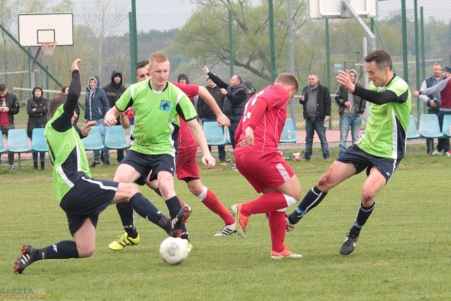 Mecz w Bobrownikach 14. kolejki B-klasy zakończył się remisem. Miejscowy Wiślanin zremisował z gośćmi z GKS Fabianki 2:2. Pod koniec meczu przyjezdnych kibiców musiała uspokajać policja. 

*****
Interwencja policji na meczu Wiślanin Bobrowniki - GKS Fabianki

