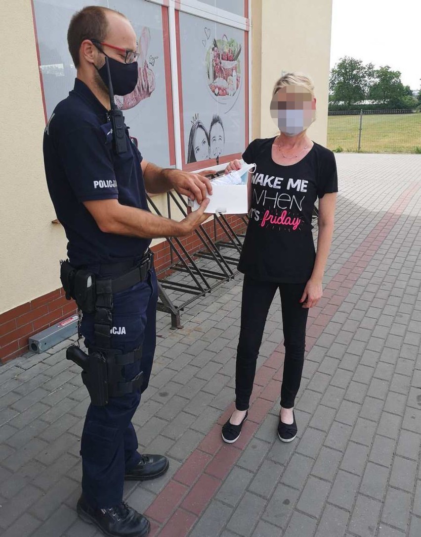 W powiecie radziejowskim policjanci sprawdzali czy mieszkańcy noszą maseczki w związku z koronawirusem