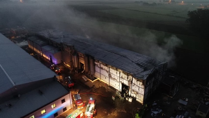 STRAŻACY W AKCJI: Wielki pożar zakładu produkcyjnego w Białym Dworze. W akcji 20 zastępów strażackich [ZDJĘCIA]