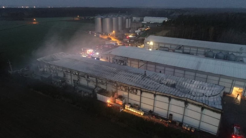 STRAŻACY W AKCJI: Wielki pożar zakładu produkcyjnego w Białym Dworze. W akcji 20 zastępów strażackich [ZDJĘCIA]