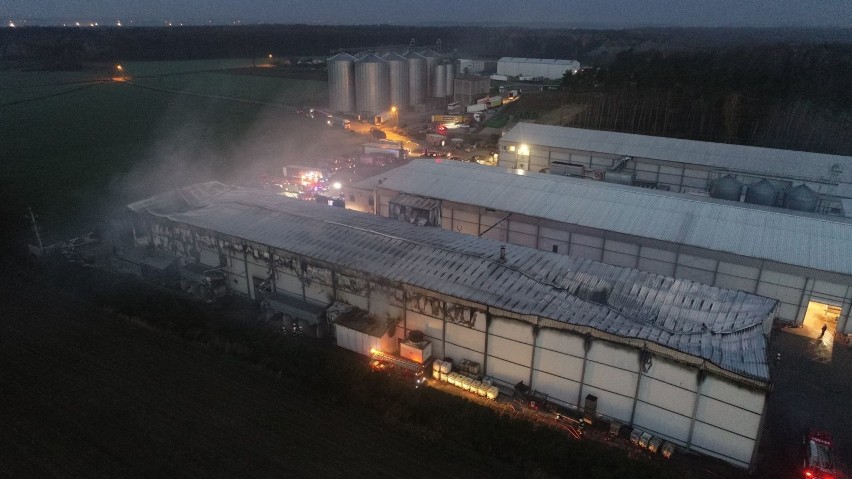 STRAŻACY W AKCJI: Wielki pożar zakładu produkcyjnego w Białym Dworze. W akcji 20 zastępów strażackich [ZDJĘCIA]