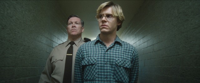 "Dahmer — Potwór: Historia Jeffreya Dahmera" to nowa propozycja od Netflixa. Serial przedstawia mroczną historię życia seryjnego mordercy Jeffreya, który posunął się do 17 brutalnych zbrodni w latach 1978–1991.