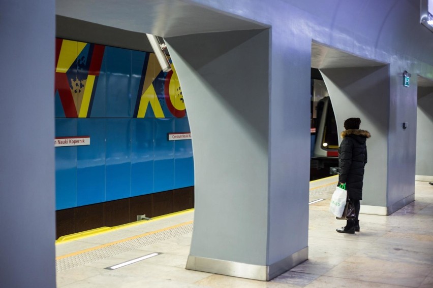 Dwie największe grupy wiekowe podróżujące metrem to osoby w...