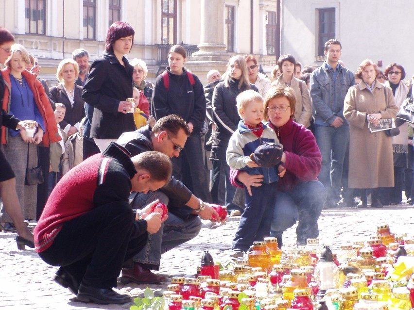 Tak w 2005 roku tarnowianie żegnali zmarłego Jana Pawła II. Przed papieskim pomnikiem przy katedrze płonęły tysiące zniczy