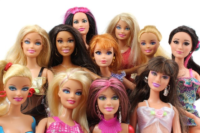 Barbie to będzie na pewno trafiony wybór prezentu dla dziewczynki na Dzień Dziecka. Które lalki Barbie cieszą się teraz największą popularnością? Przedstawiamy HITY 2023 Barbie na Dzień Dziecka. Zabawa lalkami uczy małe dziewczynki odpowiedzialności oraz empatii, dlatego warto kupić je dziecku na prezent. Przedstawiamy wybrane przez nas lalki Barbie, domki dla lalek oraz akcesoria, które cieszą się największą popularnością.