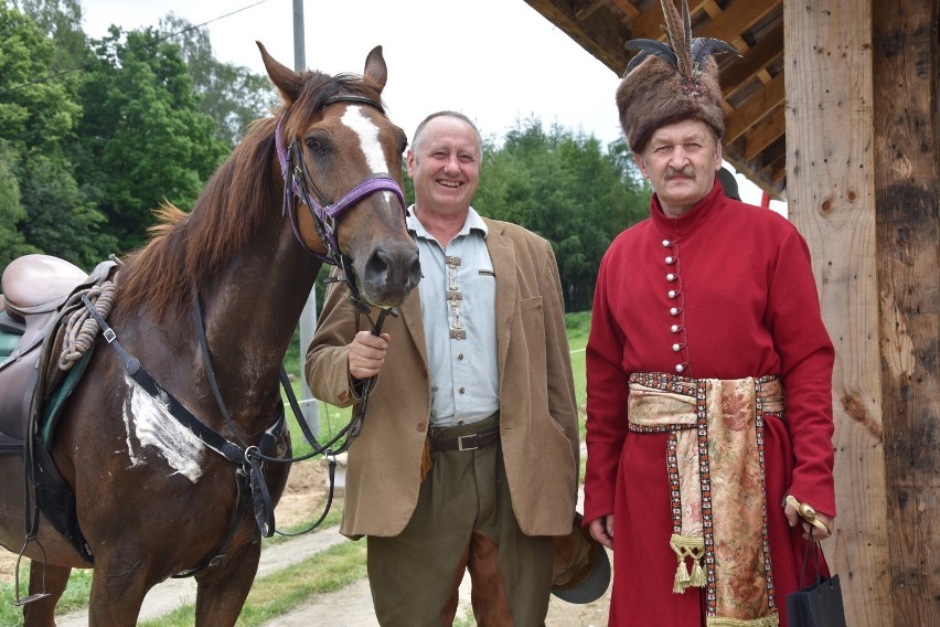 Staropolska Kuźnia w Korczynie oficjalnie otwarta. Pokazy kawaleryjskie, podkuwanie konia, grochówka z kotła [ZDJĘCIA]