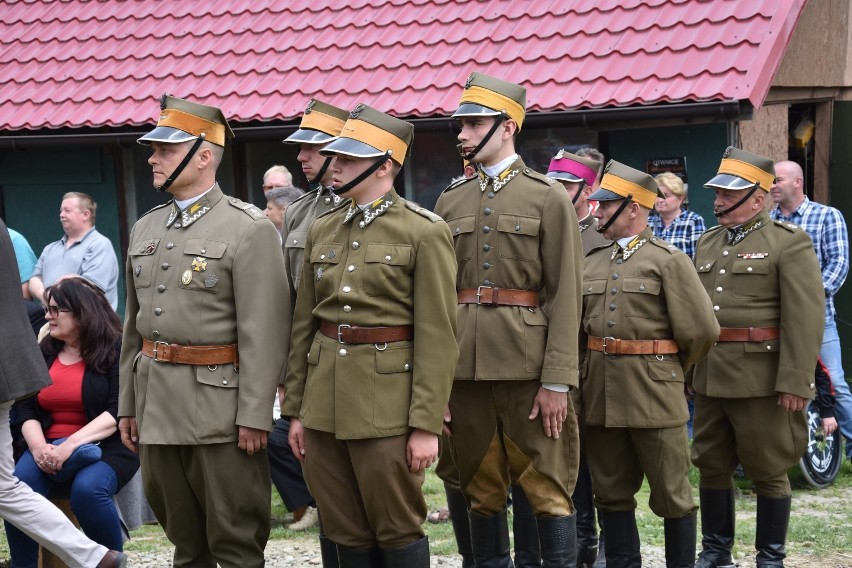 Staropolska Kuźnia w Korczynie oficjalnie otwarta. Pokazy kawaleryjskie, podkuwanie konia, grochówka z kotła [ZDJĘCIA]