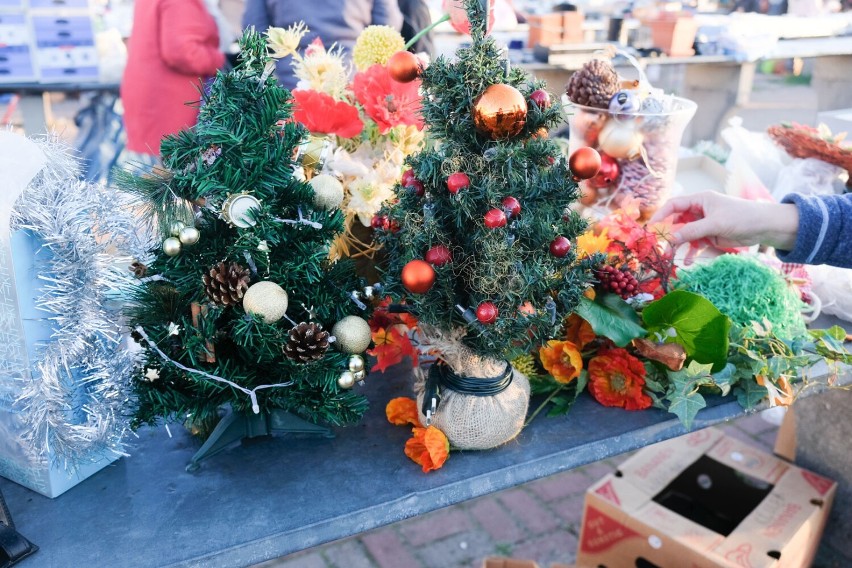 Na targowisku w Żarach już pojawiły się ozdoby świąteczne