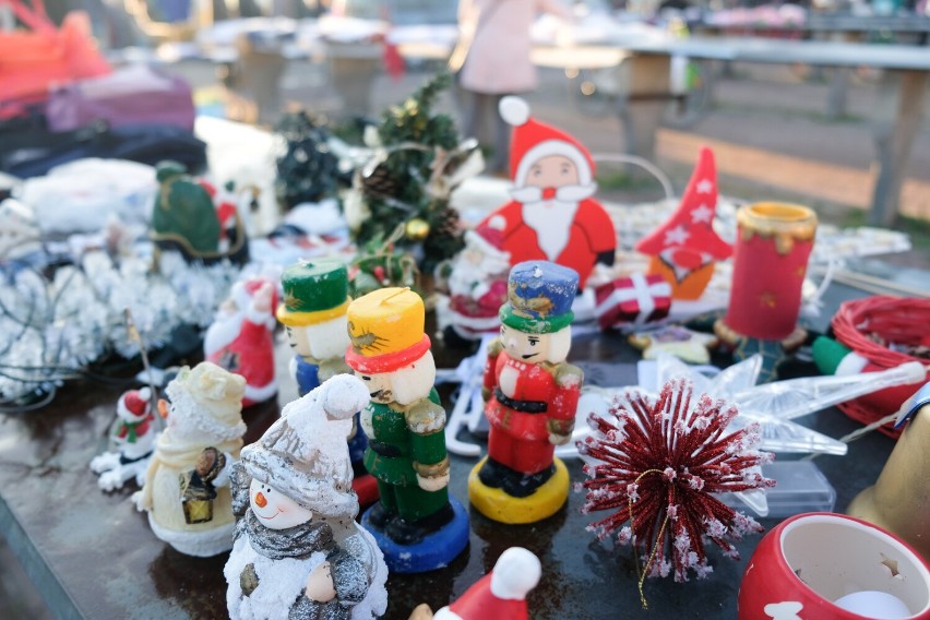 Na targowisku w Żarach już pojawiły się ozdoby świąteczne