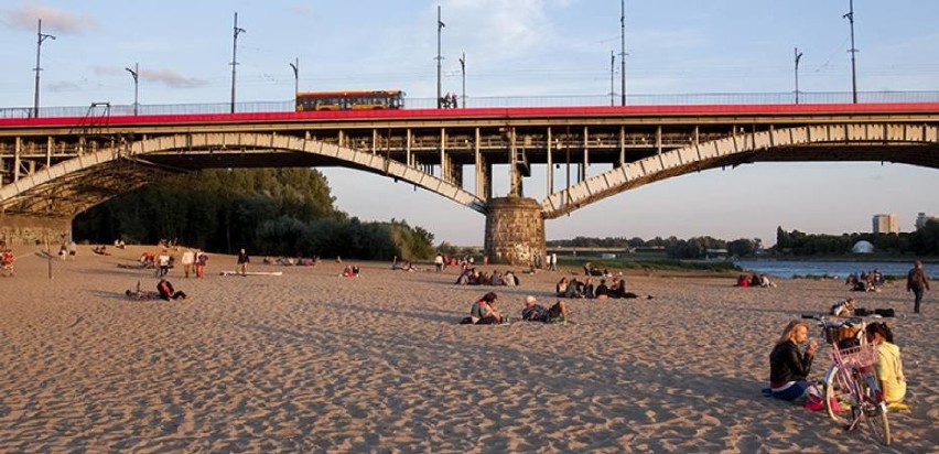 W Warszawie działa latem kilka miejskich plaż. Można na nich...