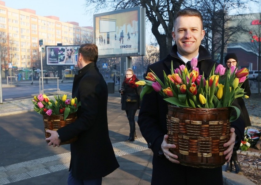 Dzień Kobiet w Szczecinie. Marszałek rozdawał kwiaty szczeciniankom [zdjęcia, wideo]