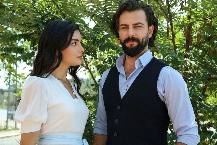 "Przysięga". Gökberk Demirci i Özge Yağız zaręczyli się! Kiedy ślub? Czy aktor też odejdzie z serialu "Yemin"?
