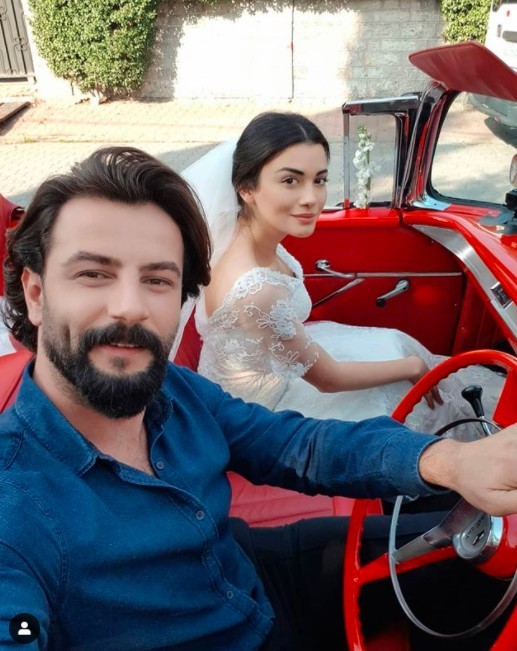 "Przysięga". Gökberk Demirci i Özge Yağız zaręczyli się! Kiedy ślub? Czy aktor też odejdzie z serialu "Yemin"?