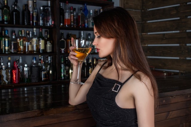 SW Research opublikowało raport, w którym zapytano Polaków o ulubiony alkohol oraz moment ich spożywania. - Z jednej strony Polacy zdecydowanie chętniej sięgają po alkohole lżejsze, czego dowodzi rosnąca popularność piwa. Z drugiej zaś obserwujemy wzrost popularności alkoholi, którym towarzyszy wysoka kultura picia, bo do takich z pewnością należą wino i whisky - czytamy w raporcie. Okazuje się również wbrew stereotypom, że wódka nie jest ulubionym alkoholem Polaków!

30 października obchodzimy Święto Napojów Wyskokowych. Sprawdźcie przy tej okazji, jaki alkohol najczęściej spożywają Polacy. Zobaczcie kolejne alkohole, posługując się klawiszami strzałek na klawiaturze, myszką lub gestami.