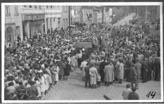 Lata 60. Mieszkańcy Sępólna na Placu Wolności podczas obchodów Święta Pracy.