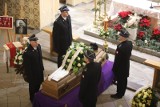 Pogrzeb księdza Piotra Falińskiego w Rudnie. Duchownego pożegnały tłumy wiernych, straż pożarna, a także kibice Górnika Zabrze