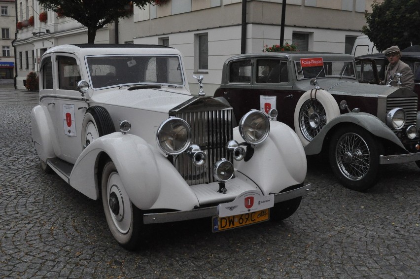 Bentley i Rolls Royce na oleśnickim rynku. Zobacz archiwalne zdjęcia!