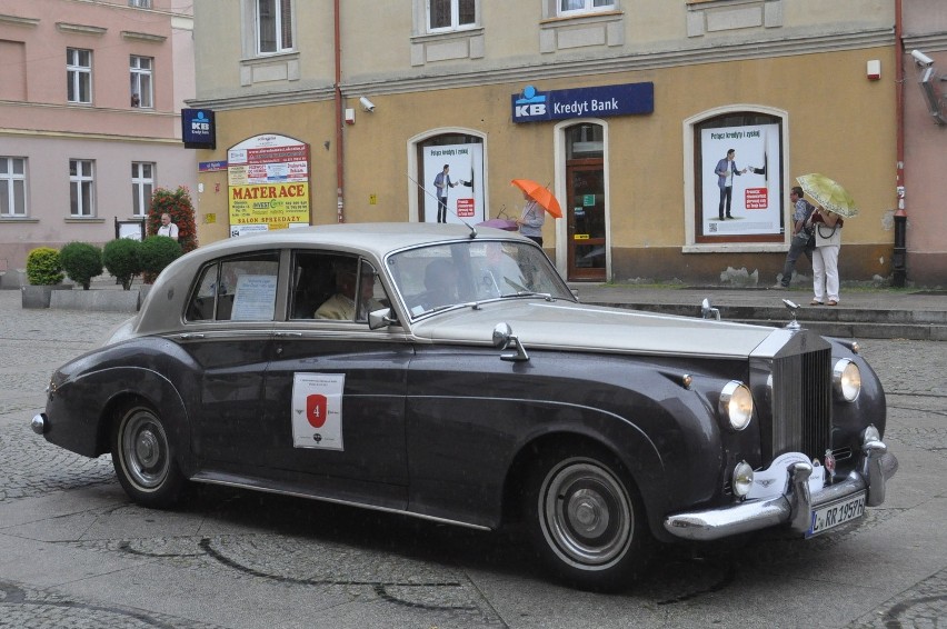 Bentley i Rolls Royce na oleśnickim rynku. Zobacz archiwalne zdjęcia!