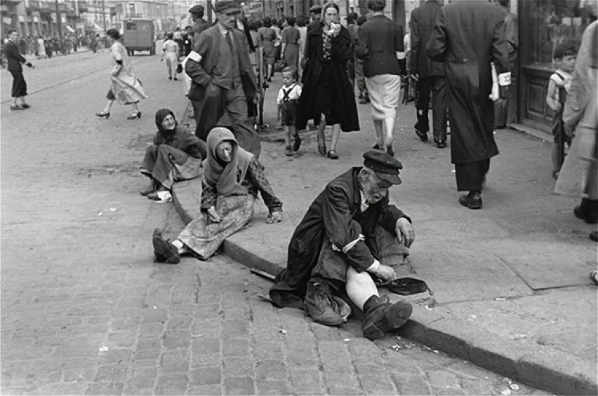 Niezwykłe zdjęcia! Tak wyglądało życie na ulicach Warszawy w...