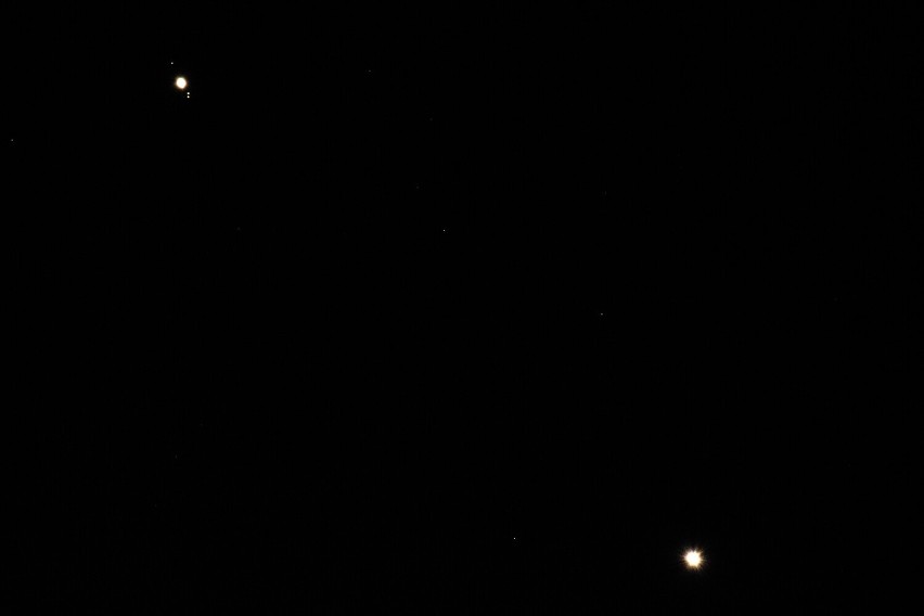 Dziś wieczorem spójrz w górę! Planety „spotkają” się ze sobą na niebie. Tak wyglądają księżyce Jowisza!