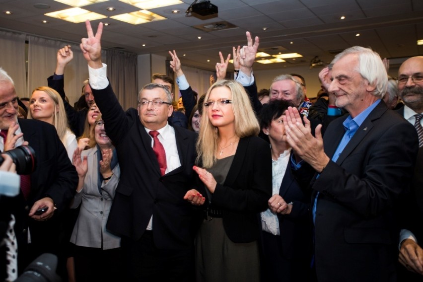 Wybory parlamentarne 2015 w Krakowie. Radość w sztabie PiS [ZDJĘCIA, WIDEO]