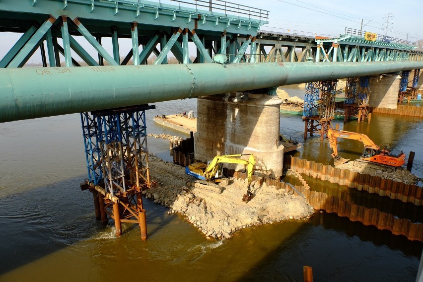 Most kolejowy przy Cytadeli został już prawie rozebrany. To inwestycja za 75 milionów złotych