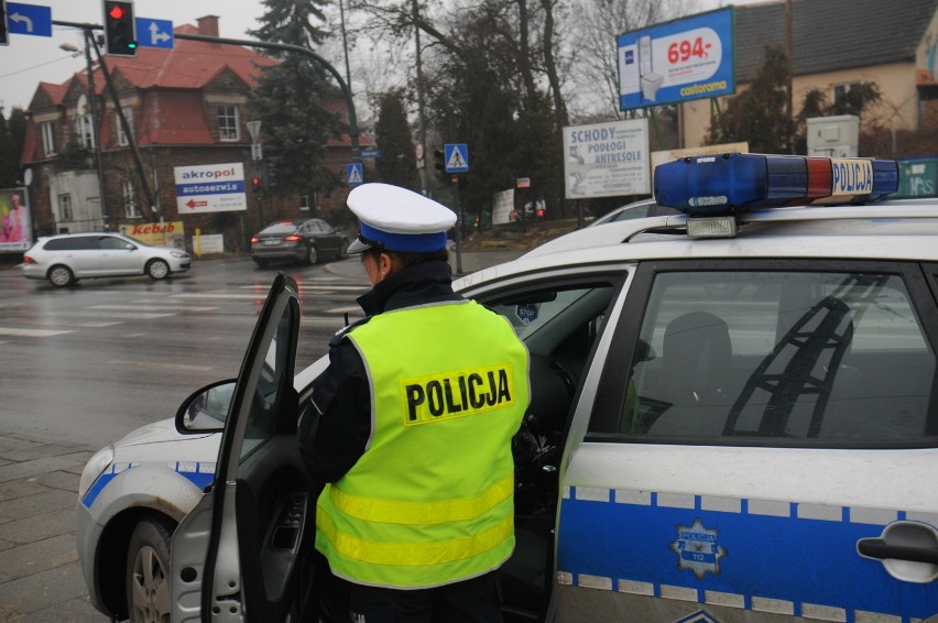 Umieszczanie w miejscu publicznym do tego nieprzeznaczonym...