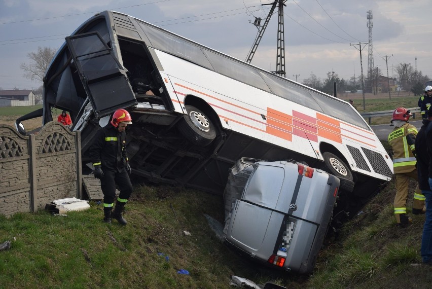 Wypadek w Stawiszynie. Autobus zderzył się z busem