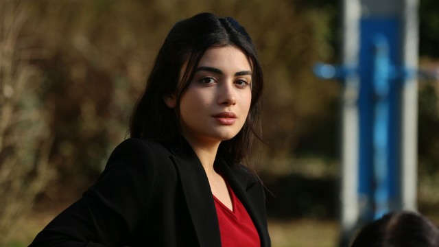 Özge Yağız w 2020 roku pożegnała się z obsadą tureckiego serialu "Przysięga" i skupiła się na nowych wyzwaniach zawodowych. Widzowie tęsknią jednak za serialową Reyhan, a niektórzy liczą na to, że aktorka jeszcze powróci do serialu. Dla miłośników talentu i urody Özge Yağız mamy doskonałe informacje. 