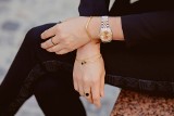 Black Friday 2021: okazje na biżuterię damską. Zobacz, jakie pierścionki, kolczyki i naszyjniki możesz kupić w promocji