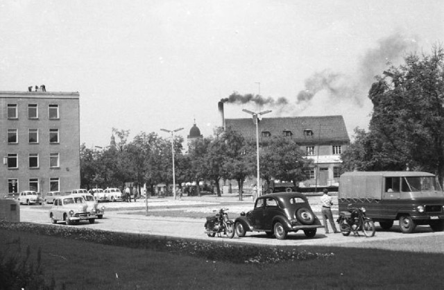 Zielonogórskie drogi drugiej połowy XX wieku. Kto miał w garażu fiata, syrenkę, warszawę, citroena, ładę, wartburga, żuka lub motocykl? A kto powoził konia z wozem? Niech wspomnienia wrócą! Niejedna łza w oku się zakręci. Zobaczcie, czym jeździli zielonogórzanie!