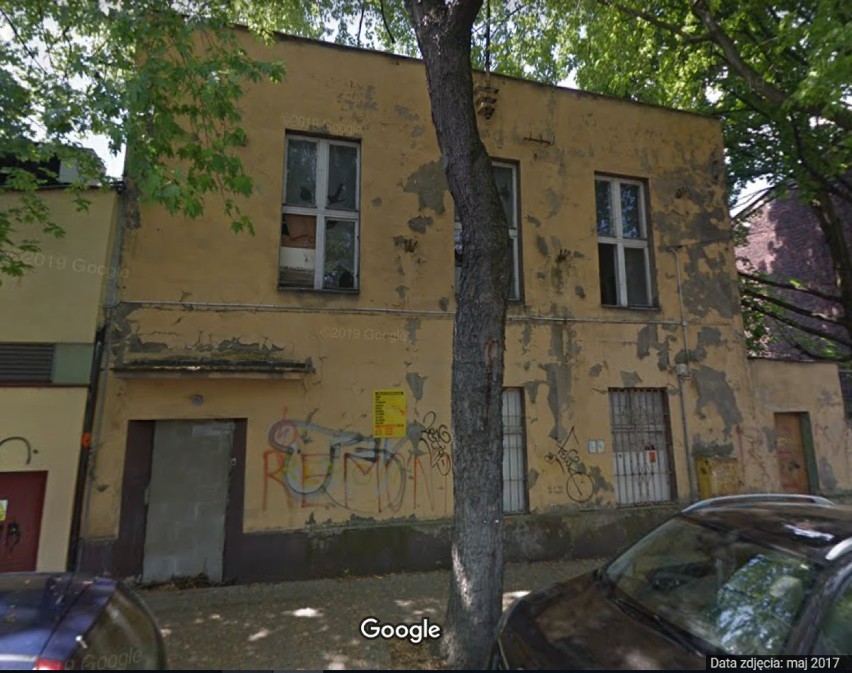 Opuszczony dom w Katowicach przy ul. św. Jacka wygląda na...