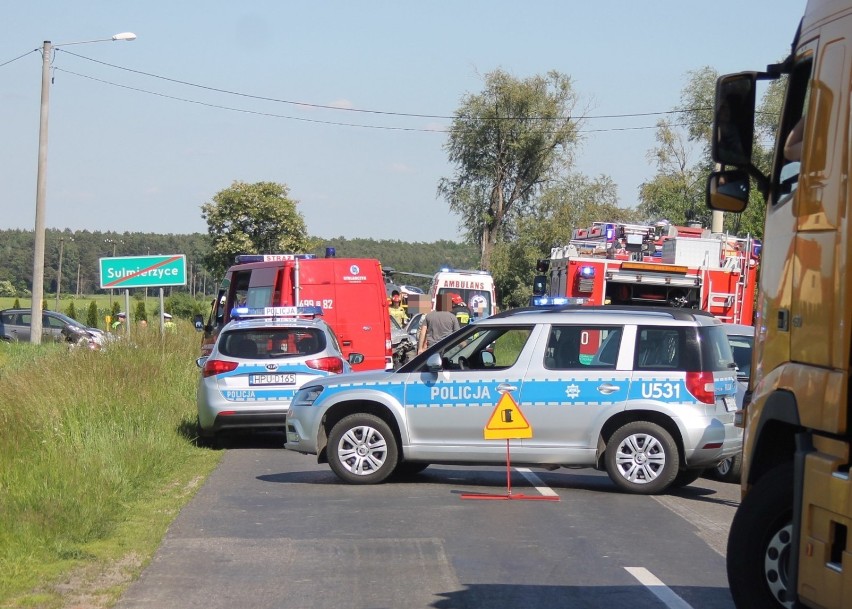 Z REGIONU: Niebezpieczny wypadek na drodze Sulmierzyce-Odolanów. W trzech samochodach pięć osób poszkodowanych ZDJĘCIA