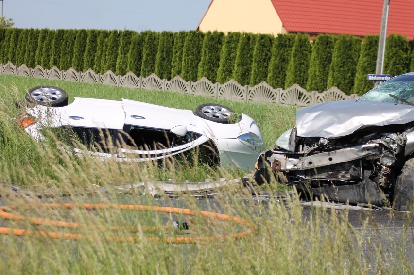 Z REGIONU: Niebezpieczny wypadek na drodze Sulmierzyce-Odolanów. W trzech samochodach pięć osób poszkodowanych ZDJĘCIA