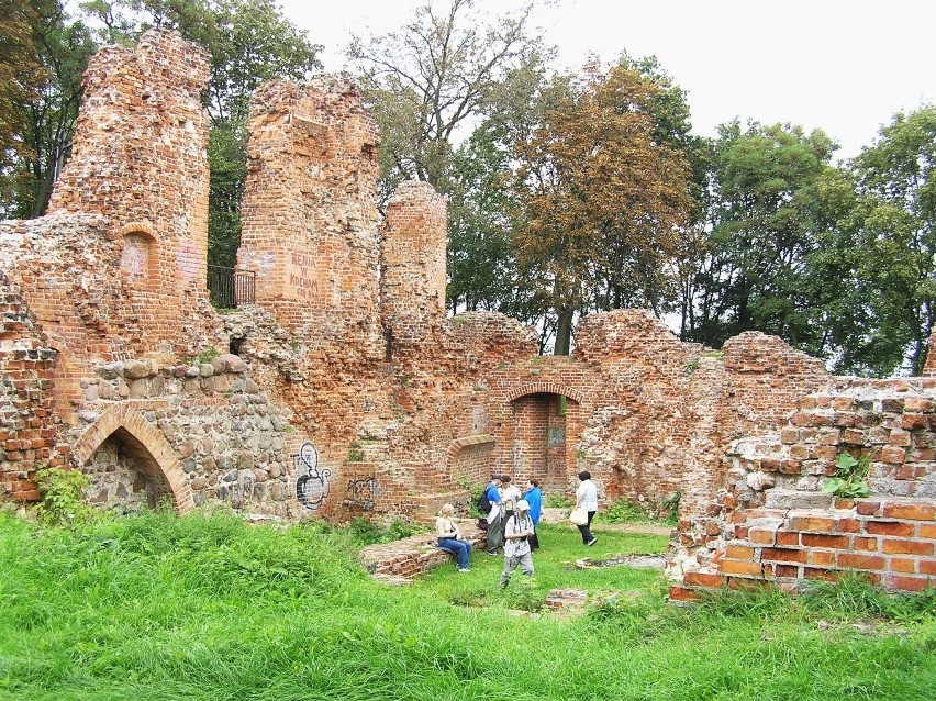 Był to zamek biskupi położony na krawędzi doliny Wisły....