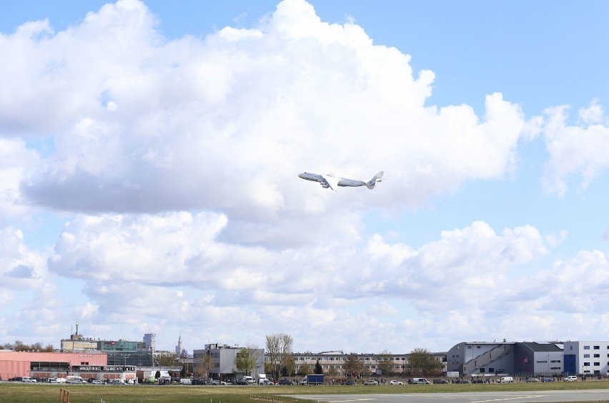 An-225 w Warszawie. Największy samolot transportowy świata wylądował na lotnisku Chopina. Przywiózł sprzęt medyczny