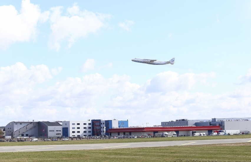An-225 w Warszawie. Największy samolot transportowy świata wylądował na lotnisku Chopina. Przywiózł sprzęt medyczny