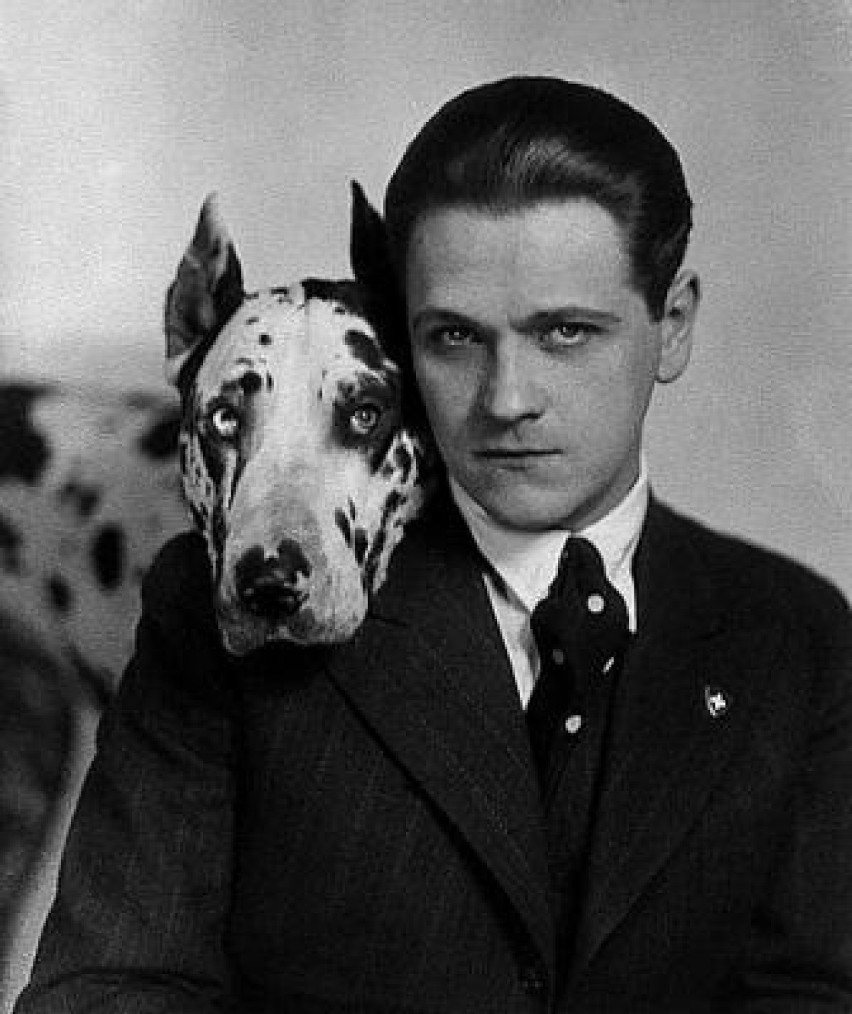Na zdjęciu Eugeniusz Bodo z psem - dogiem