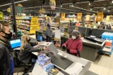 Towar za złotówkę. W których sklepach są największe promocje? Sprawdziliśmy [Biedronka, Lidl, Kaufland]