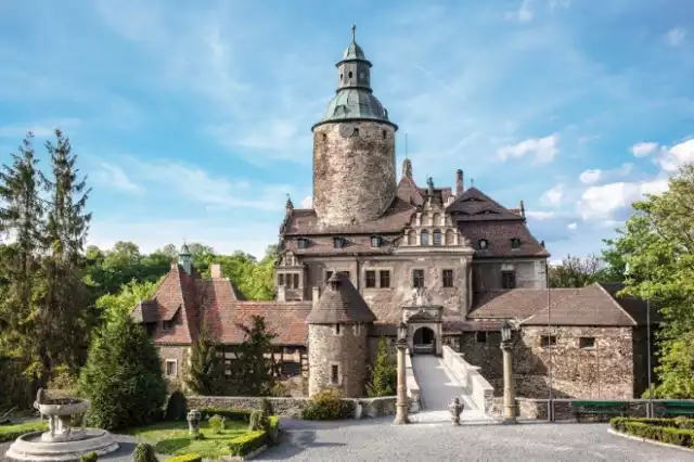 Zamek Czocha

To jeden z tych zamków, który skrywa najwięcej tajemnic. Zamek zlokalizowany na skalistym wzniesieniu, powstał jako warownia graniczna na pograniczu śląsko-łużyckim w latach 1241-1247 z rozkazu króla czeskiego Wacława I. 

Obecnie mieści się w nim hotel, kawiarnia, restauracja i atrakcje turystyczne.