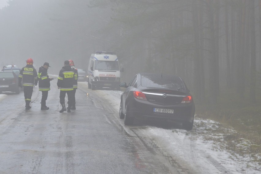 Karambol w powiecie lipnowskim. Zderzyło się 9 aut w tym karetka pogotowia [zdjęcia]