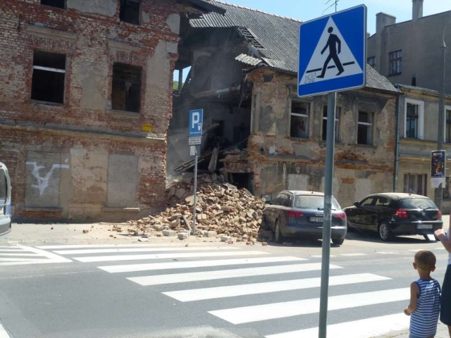 Na ulicy Grzybowo doszło do zawalenia części budynku. Nie był on zamieszkały – został już przeznaczony do rozbiórki. Na miejscu znajduje się policja oraz straż pożarna. 

Zobacz więcej: Gniezno: zawaliła się część budynku na ul. Grzybowo [FOTO]