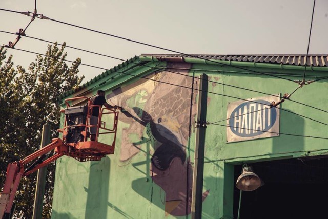 Same 84 urodził się w Atenach, w 1996 zaczął eksperymentować z graffiti na ulicach Aten pod pseudonimem „Same”. Przez lata jego styl ewoluował, zaangażował się w sztukę w przestrzeni publicznej i street art. Oprócz murali tworzy też ilustracje i jest projektantem graficznym. Mieszka i pracuje w Atenach.