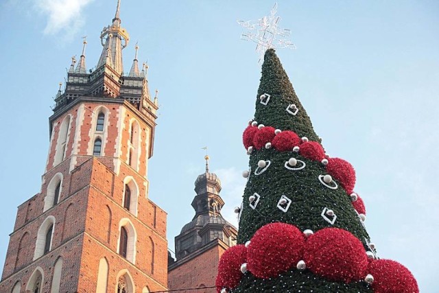 Krakowianie i turyści na pewno poczują magię świąt spacerując po Rynku Głównym. W świąteczny nastrój na pewno wprowadzi ogromna choinka na krakowskim Rynku Głównym