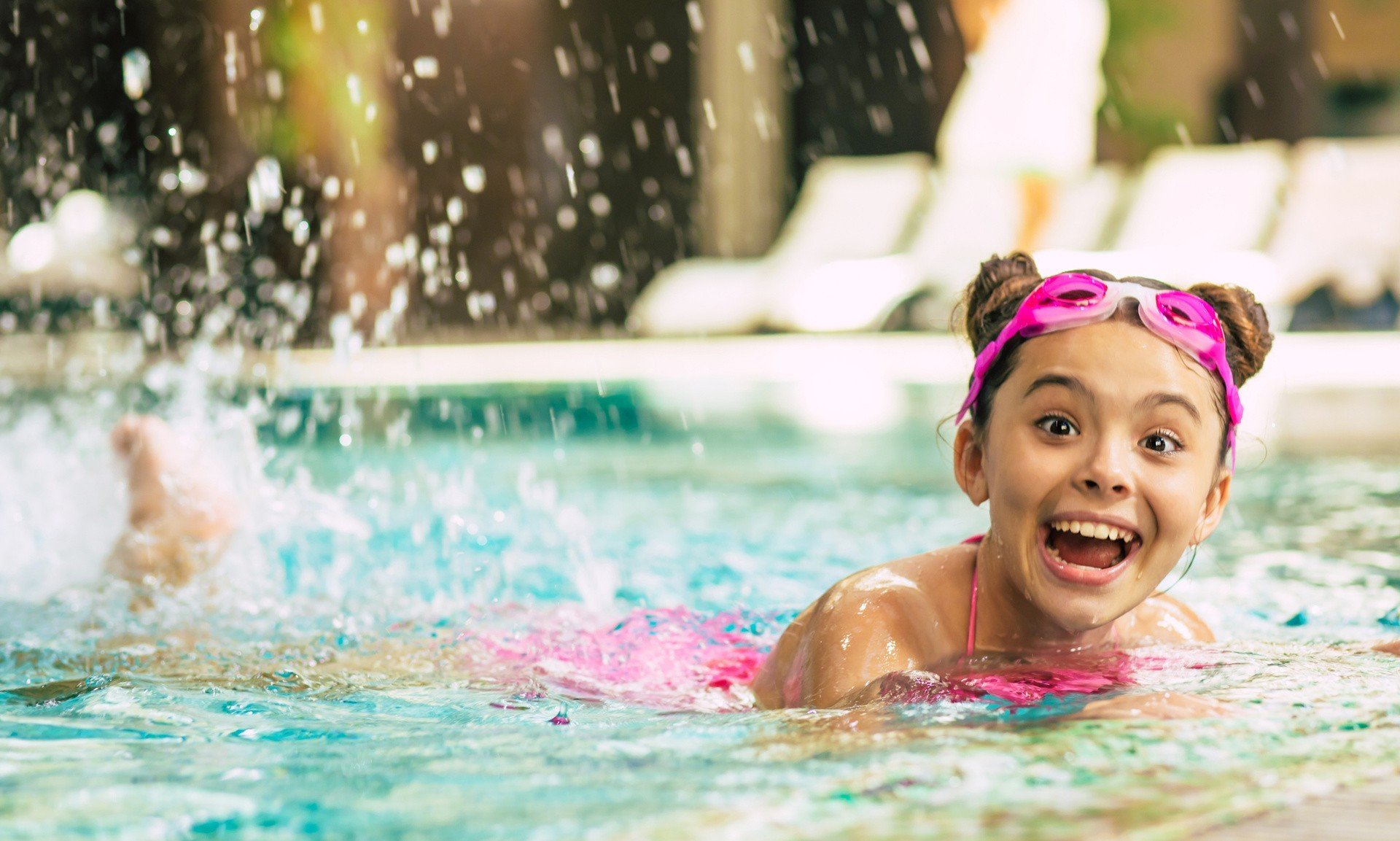 Zajęcia WF na basenie - co będzie potrzebne Twojemu dziecku? Strój  kąpielowy, okularki do pływania oraz czepek | Strefa Edukacji