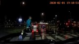 Biegacz z Inowrocławia w trakcie treningu niemal wpadł pod samochód [wideo] 